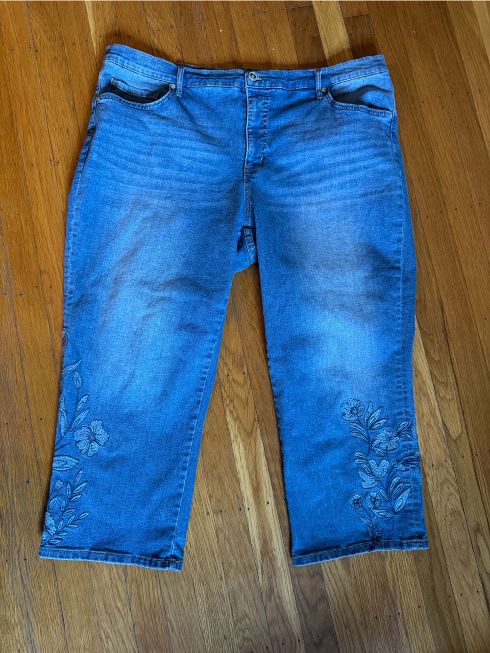 Code Bleu Floral Embroidered Chelsea Capri Jeans